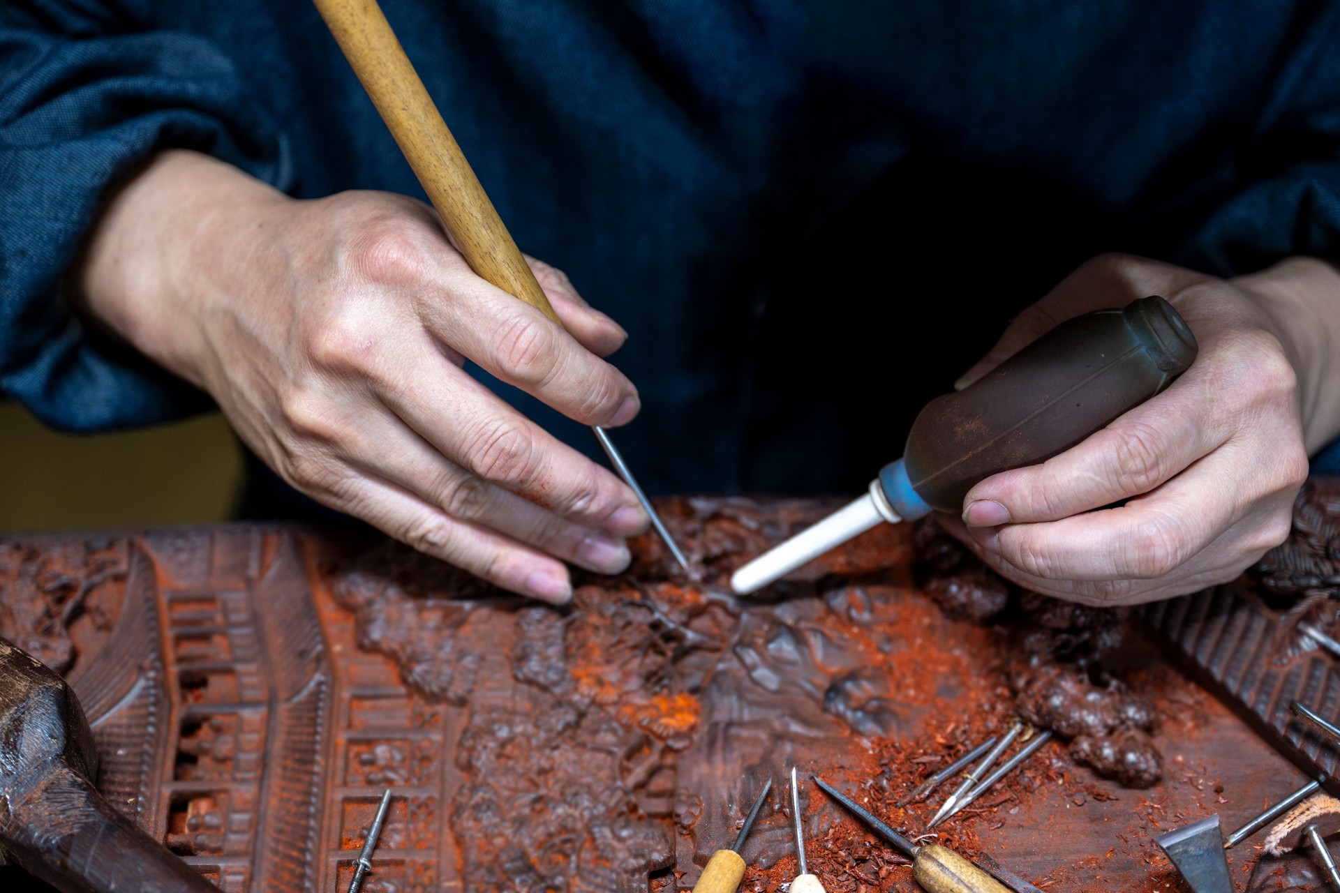 The woodcarver is working